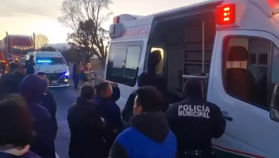 Arrolla camioneta a peregrinos en la carretera Tlaxcala-Texmelucan