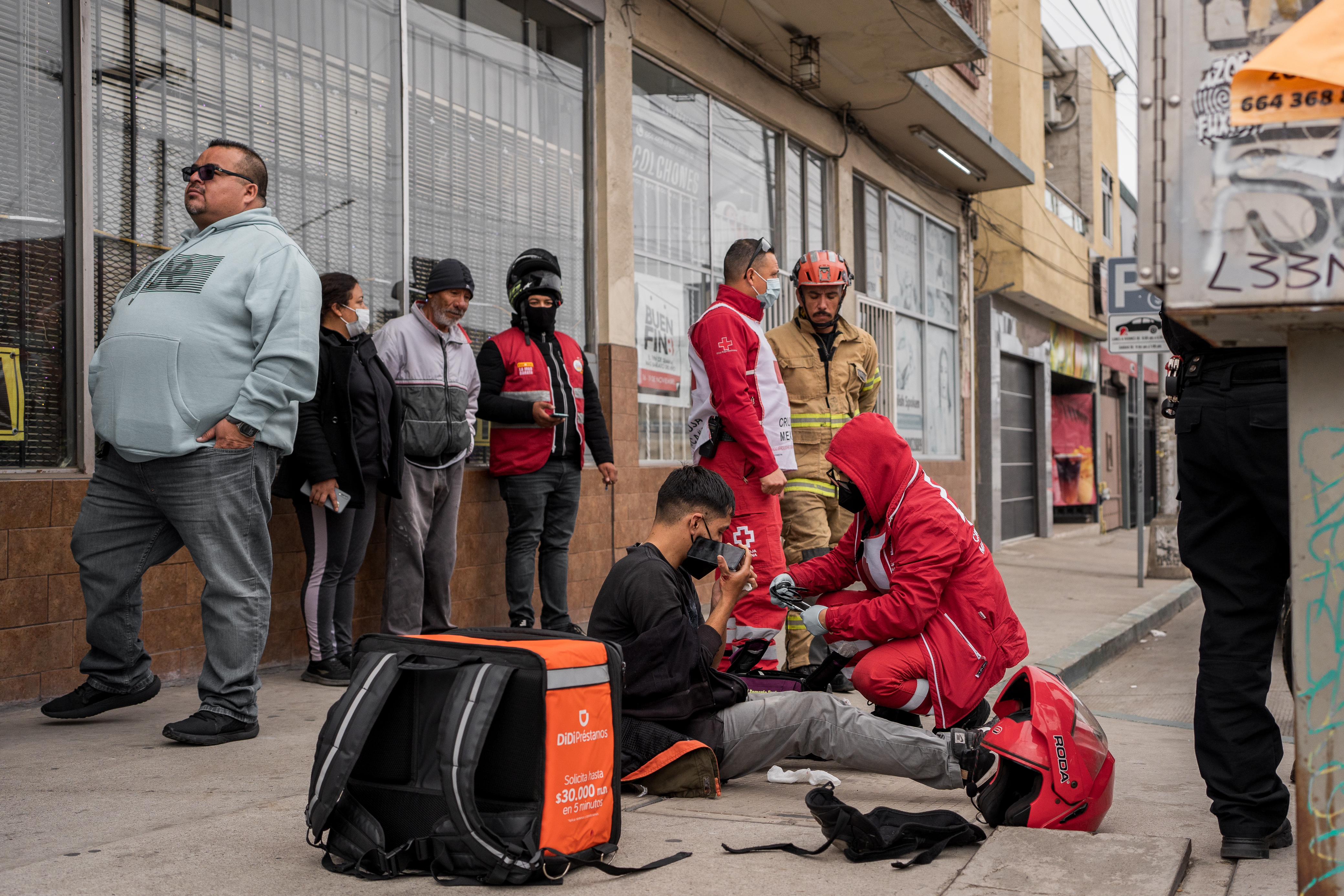 Choque entre motocicleta y auto en Tijuana