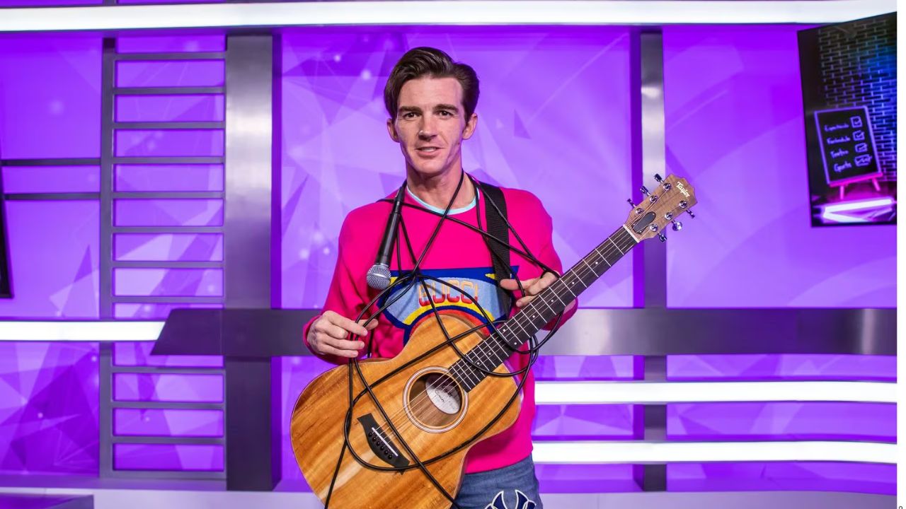 Fans se ríen de Drake Bell por cantar en una feria de México