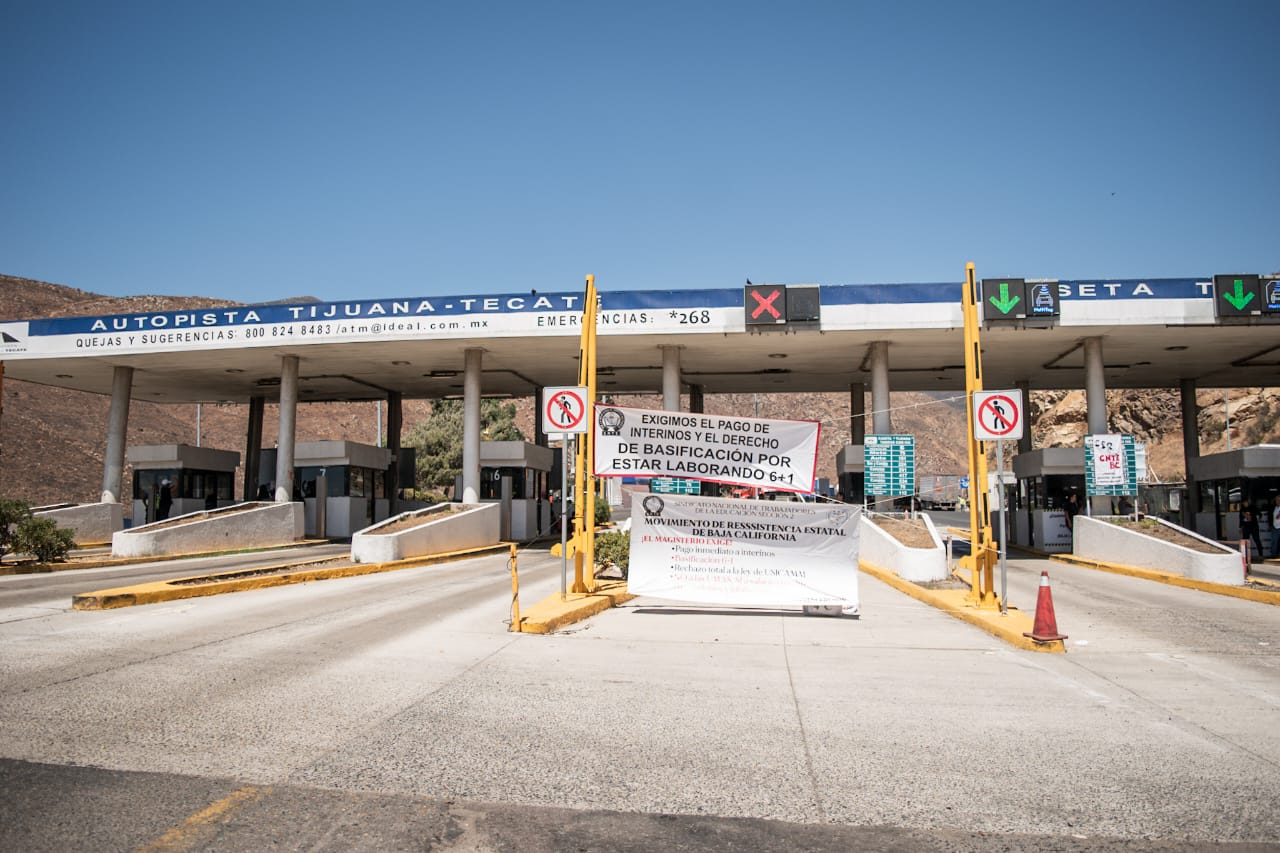 Maestros de la CNTE liberan caseta Tijuana-Tecate en protesta por falta de pagos