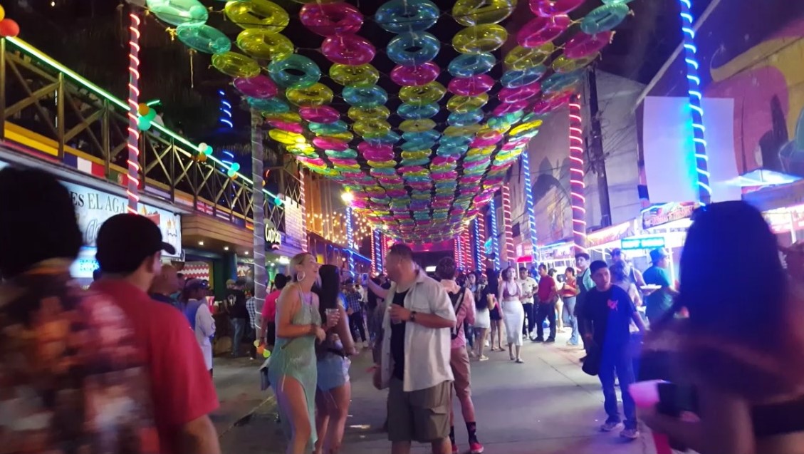 Abarrotado el centro de Rosarito por festival anual