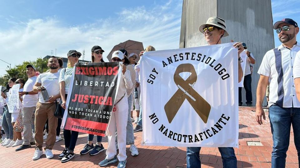 Protestan médicos por persecución policial en su contra