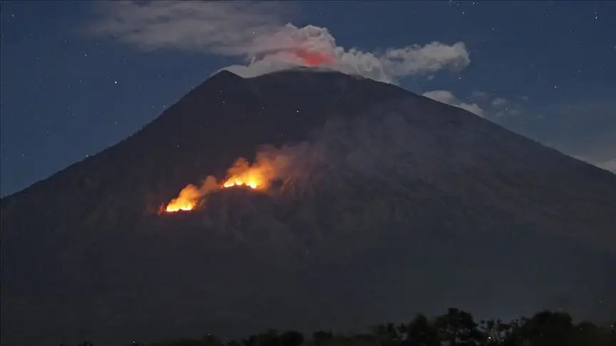 Evacuan a 1500 personas por erupción de volcán: Indonesia