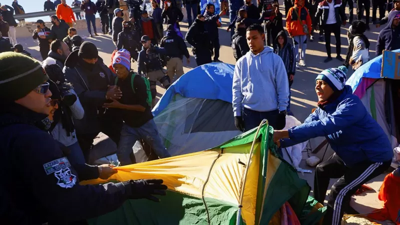 Entre incendios desalojan campamento migratorio en el Río Bravo