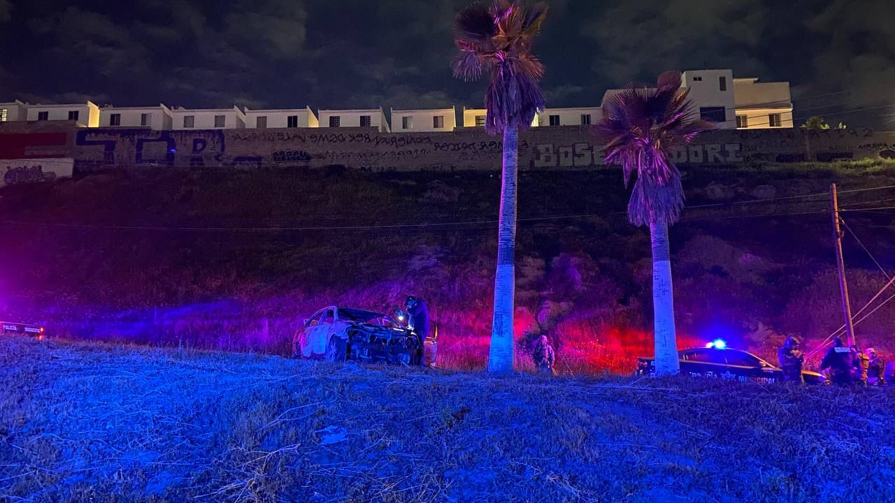 [VÍDEO] Queman taxi libre con persona dentro: Tijuana