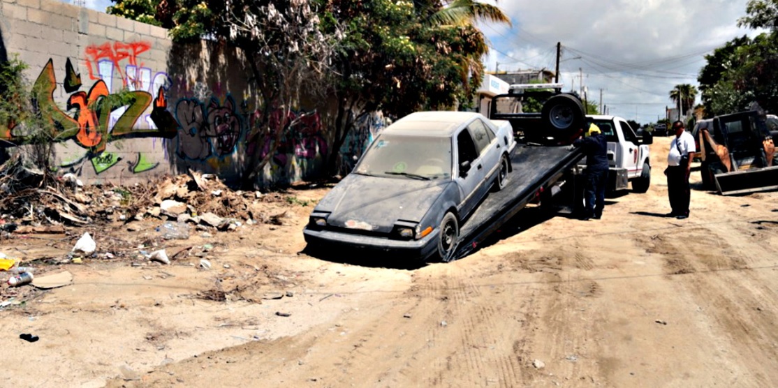 Retirarán vehículos chatarra abandonados en las vialidades de las colonias de Cabo San Lucas