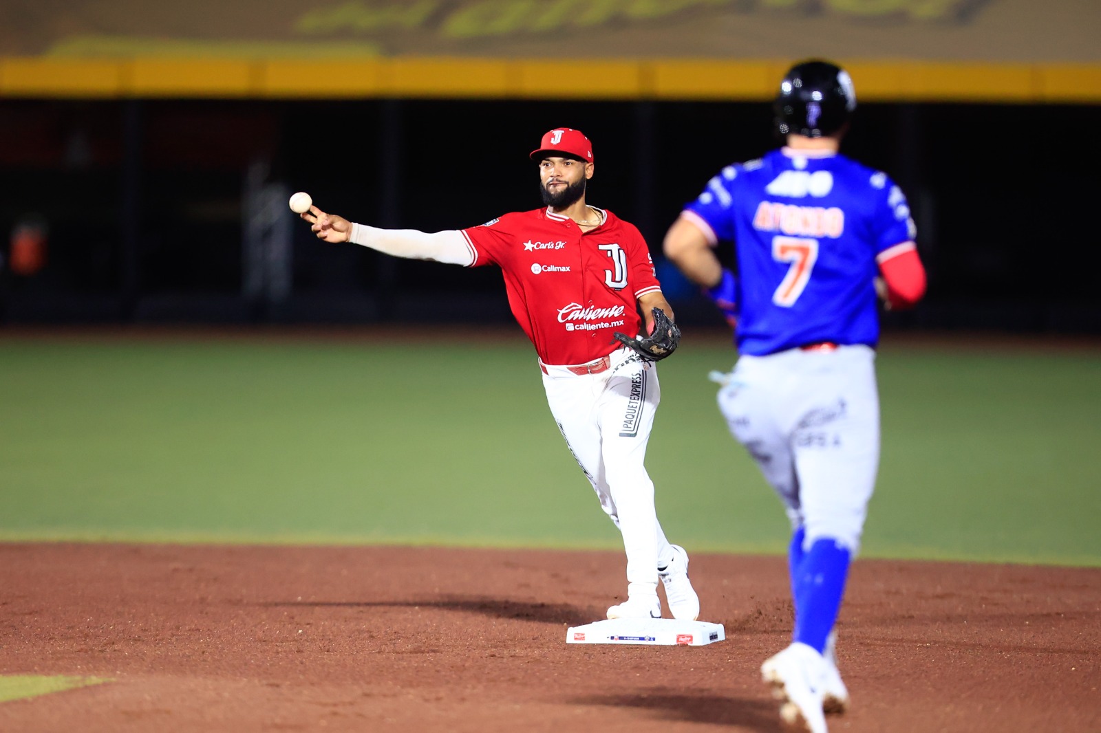 Olmecas pega primero y silencia al Toro con paliza en el arranque de la Serie del Rey