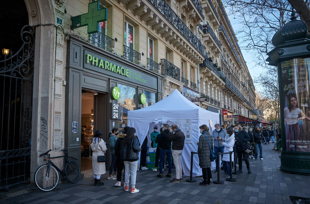 Un tribunal suspende el estricto mandato de mascarilla para exteriores en París