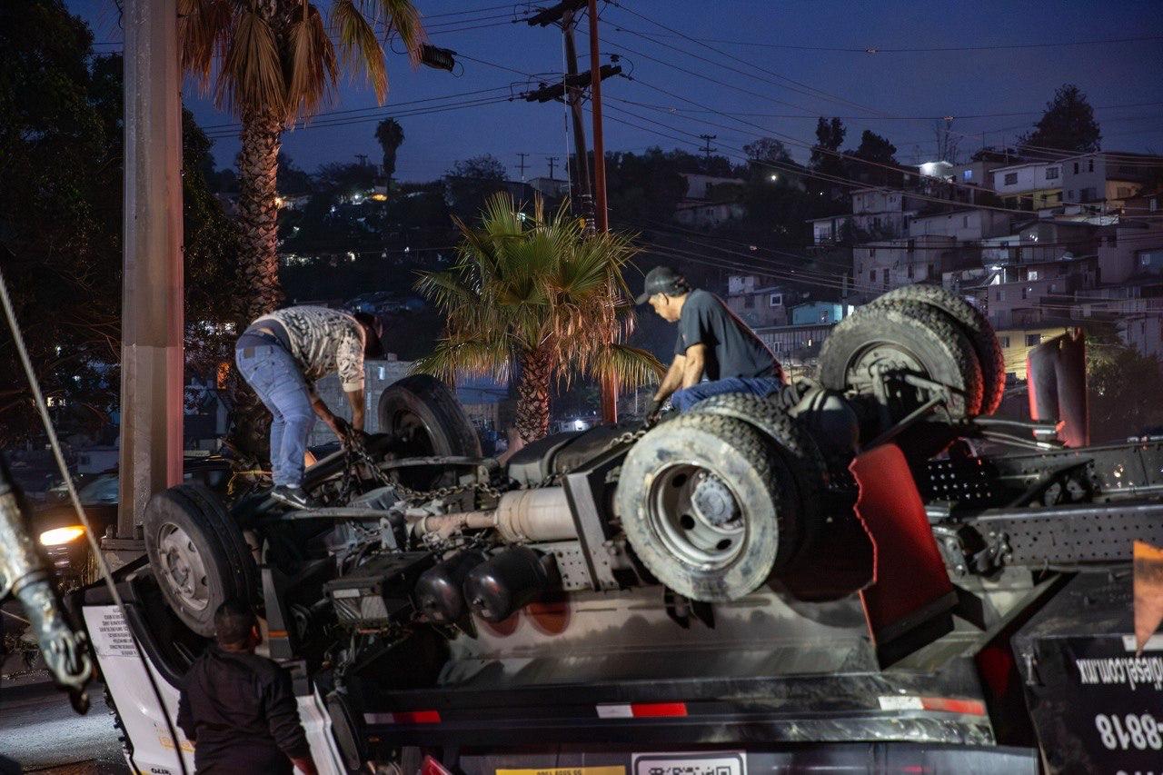 TIJUANA: Camión de transporte de material inflamable vuelca en Rosas Magallón