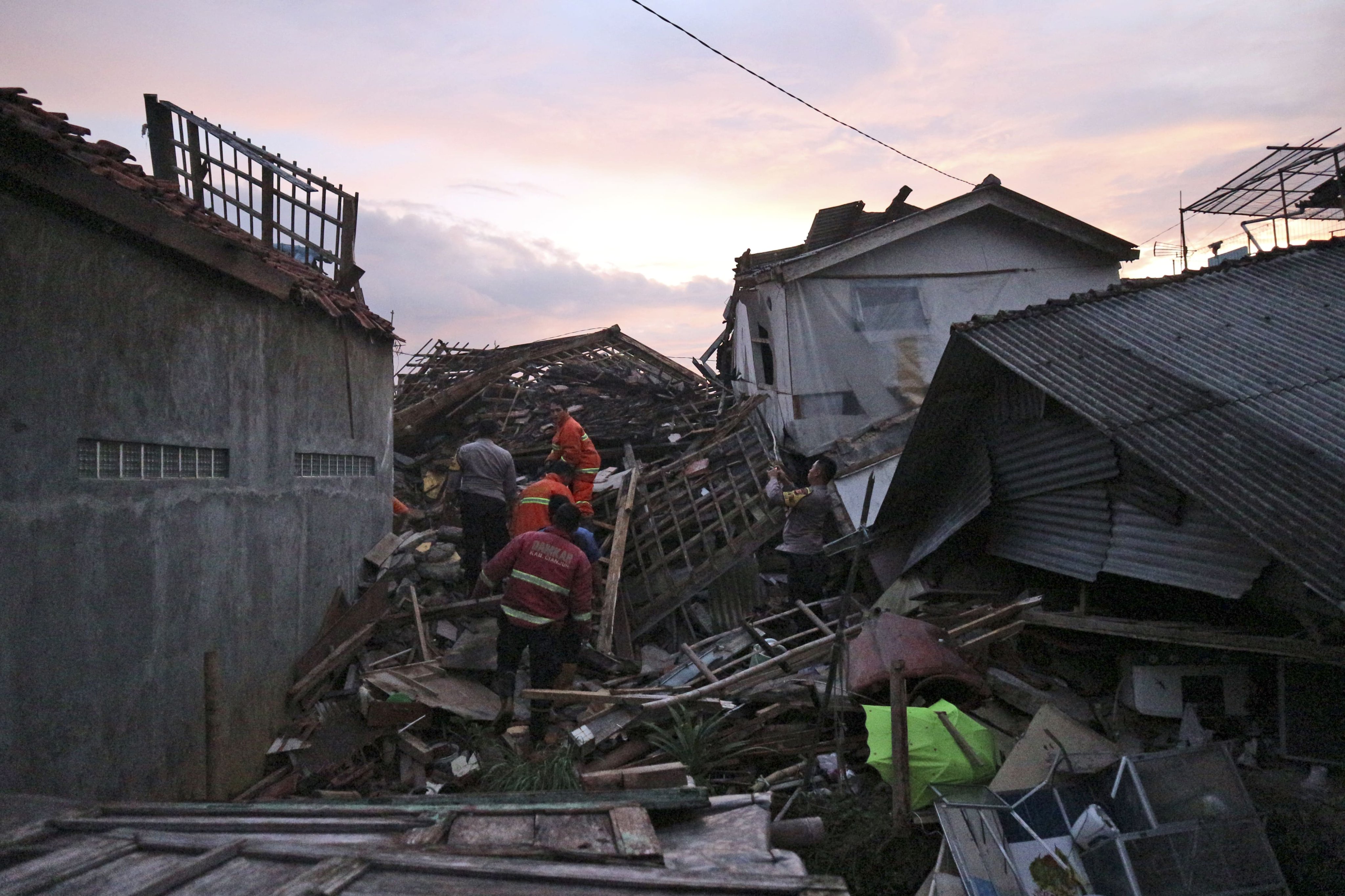 [VÍDEO] Fuerte sismo en Indonesia deja 162 fallecidos y 700 heridos