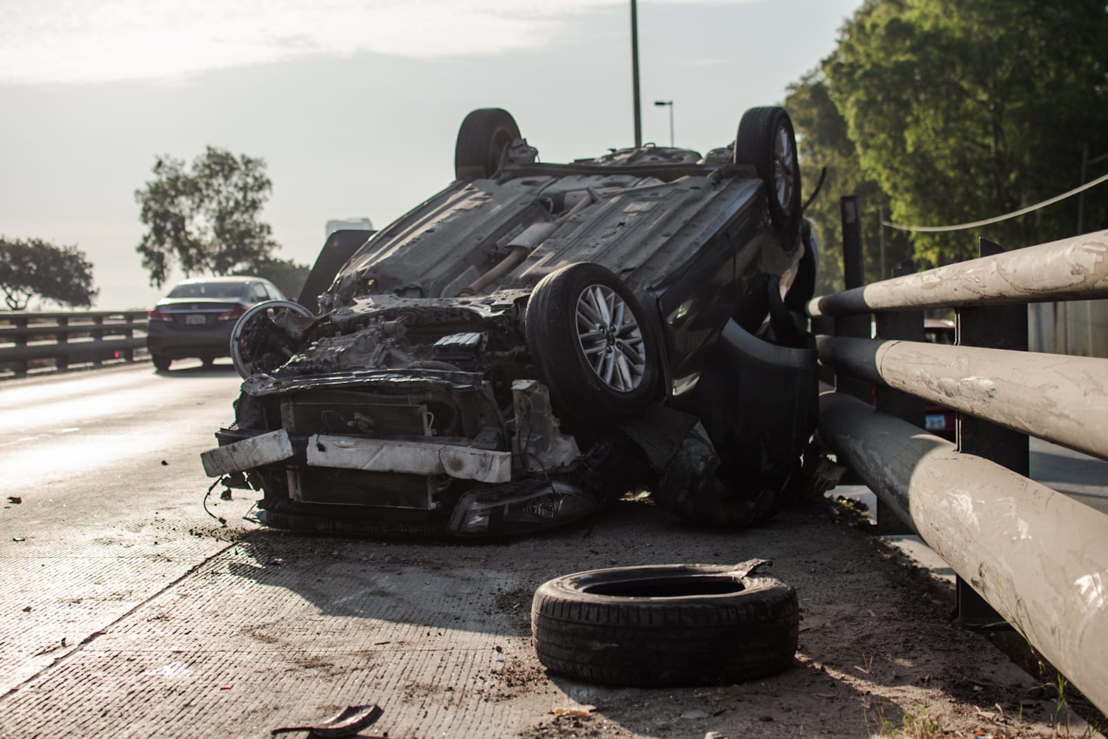 [VIDEO] Joven se queda presuntamente dormido y vuelca su auto: Tijuana