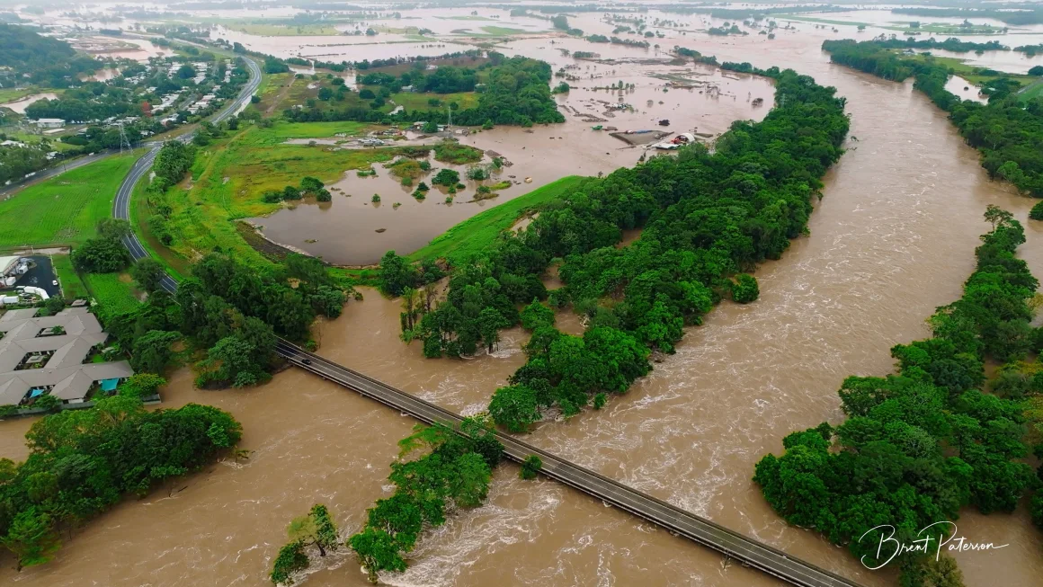 El Río Barron, en Cairn, con su cauce desbordado IFOTO: Brent Paterson/Reuters