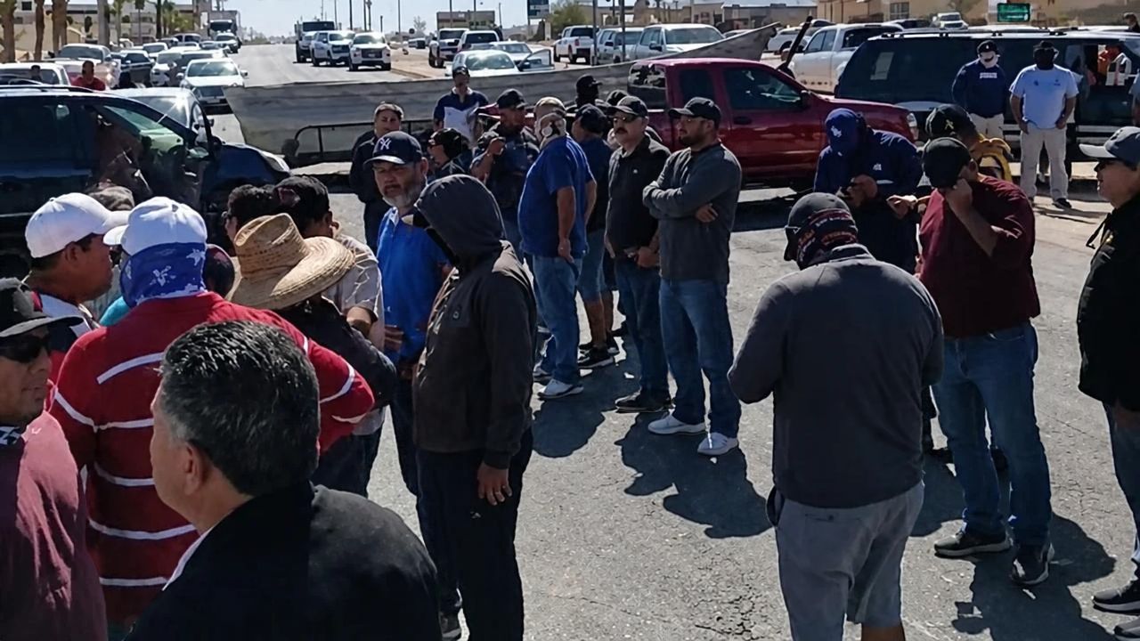 Pescadores bloquean carretera a San Felipe; exigen eliminar restricciones para pescar camarón