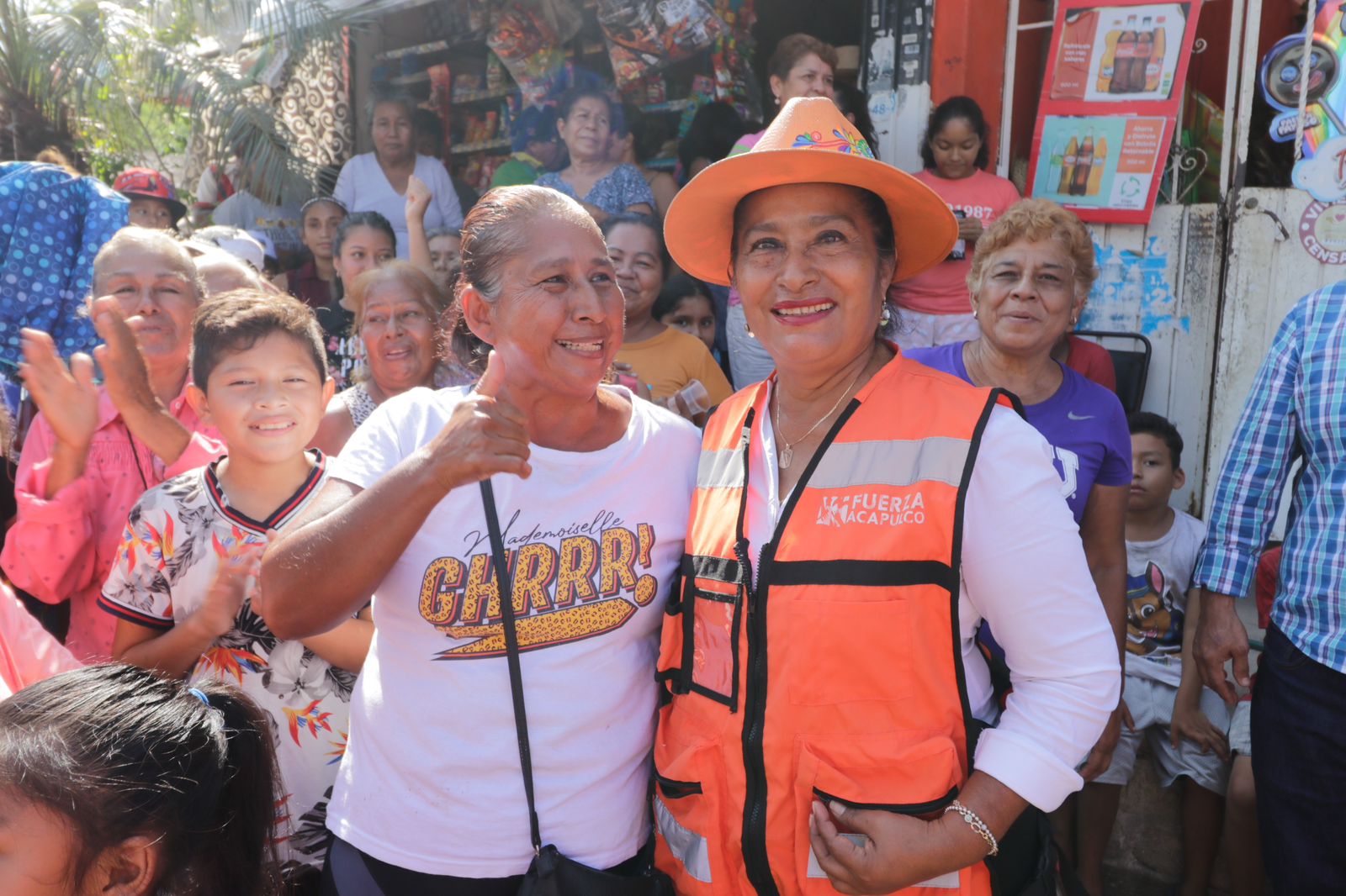 Alcaldesa Abelina López, a la derecha, durante recorrido en Acapulco