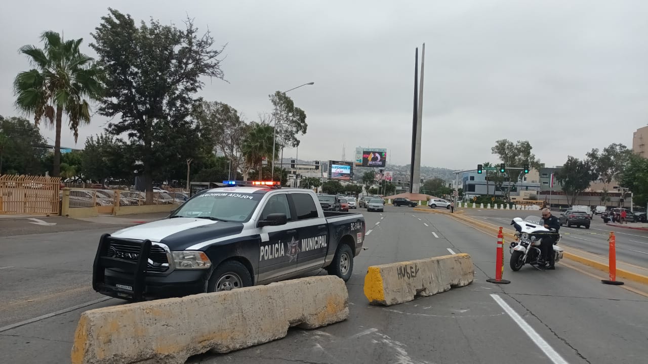 Caos vehicular por cierre de vialidades en Tijuana