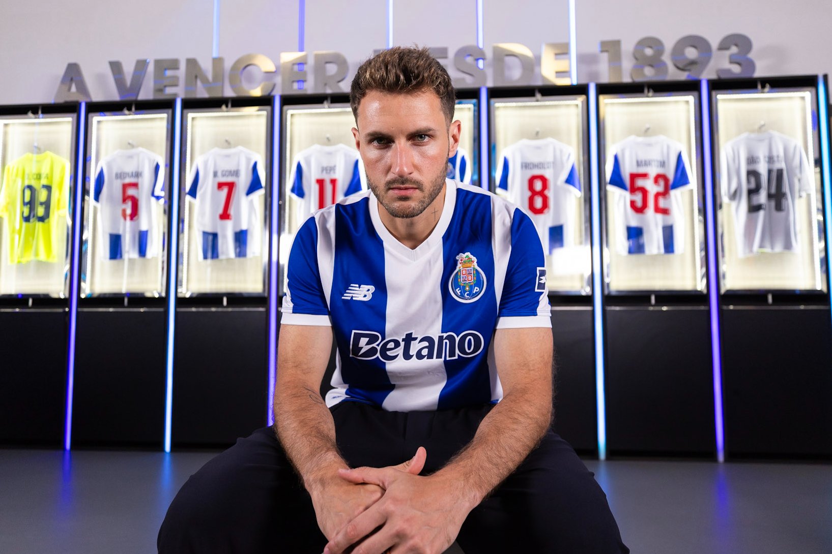 Santiago Giménez cambia de aire: deja Milan y aterriza en Porto