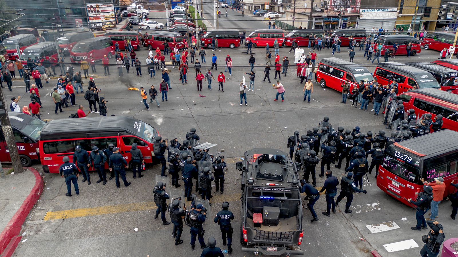 Se vuelven a manifestar taxistas; exigen liberación de detenidos