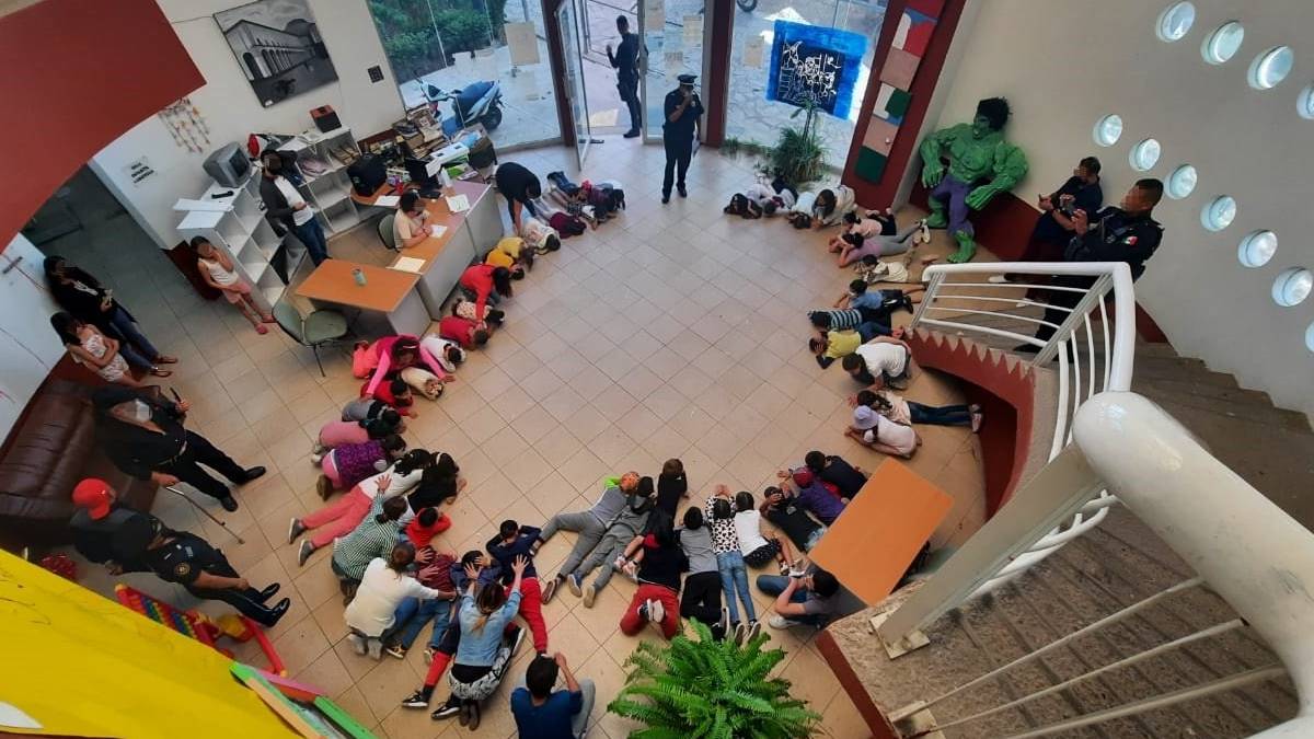 Enseñan a niños “qué hacer en caso de una balacera”