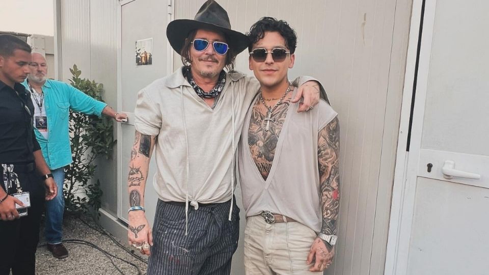 Christian Nodal y Johnny Depp se toman una foto juntos