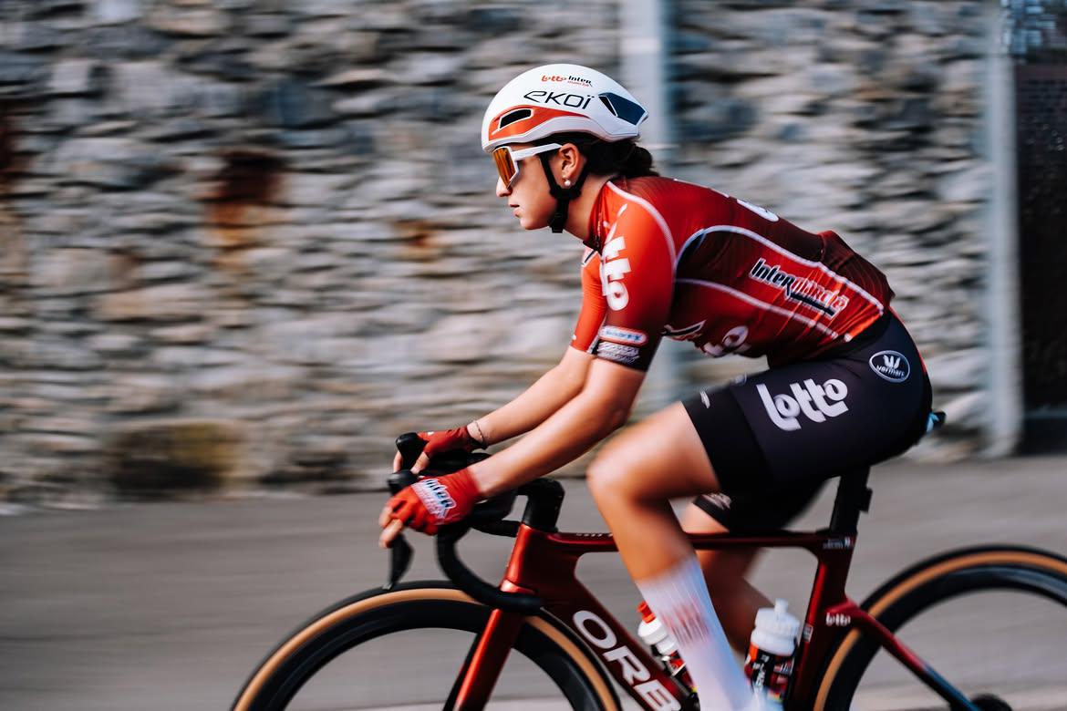 Romina Hinojosa protagoniza un cierre lleno de determinación en el Tour de Francia Femenino