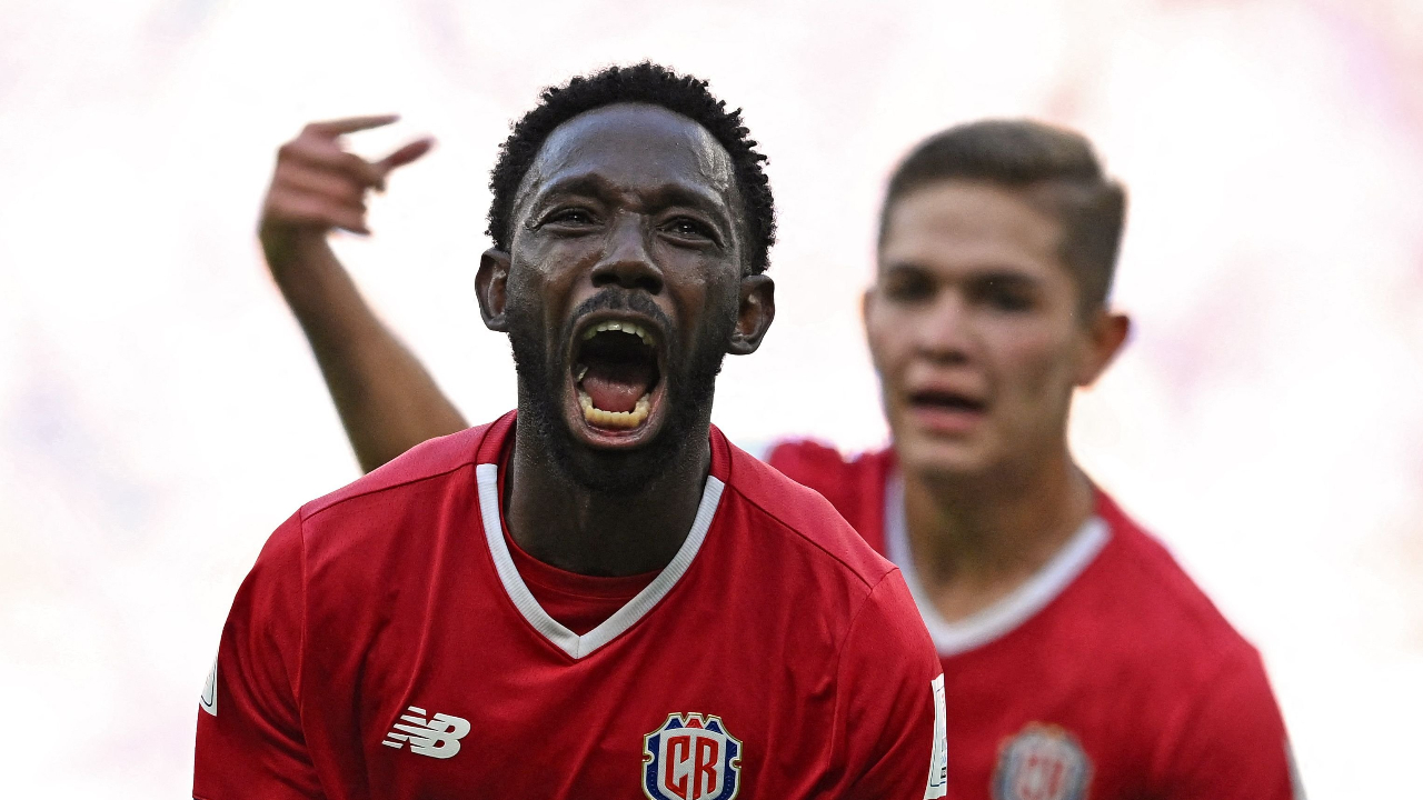 Keysher Fuller celebra el primer gol de Costa Rica en Qatar 2022. (Foto: Twitter @FIFAWorldCup)