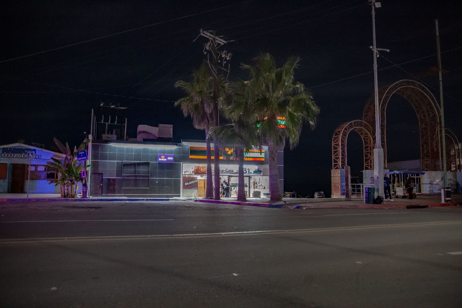 [VIDEO] Se “agarran” a balazos afuera de un 7-eleven: Playas de Tijuana