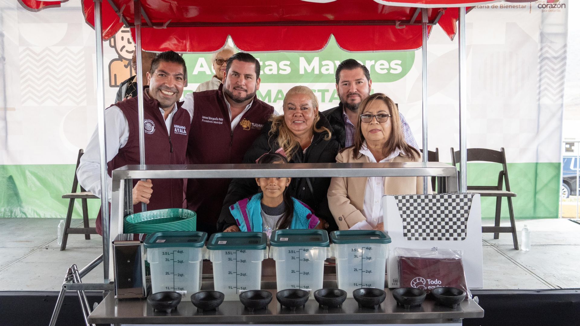 Entregó Ismael Burgueño apoyos a adultos mayores y organismos de la sociedad civil