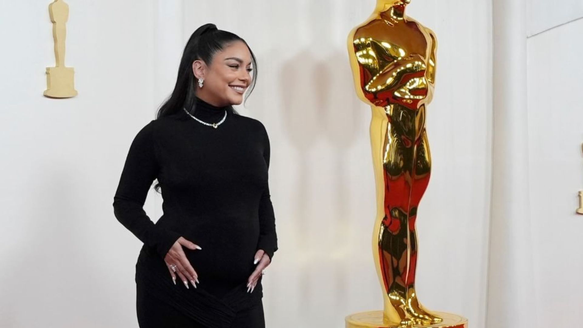 Vanessa Hudgens revela su embarazo en los Oscars 2024