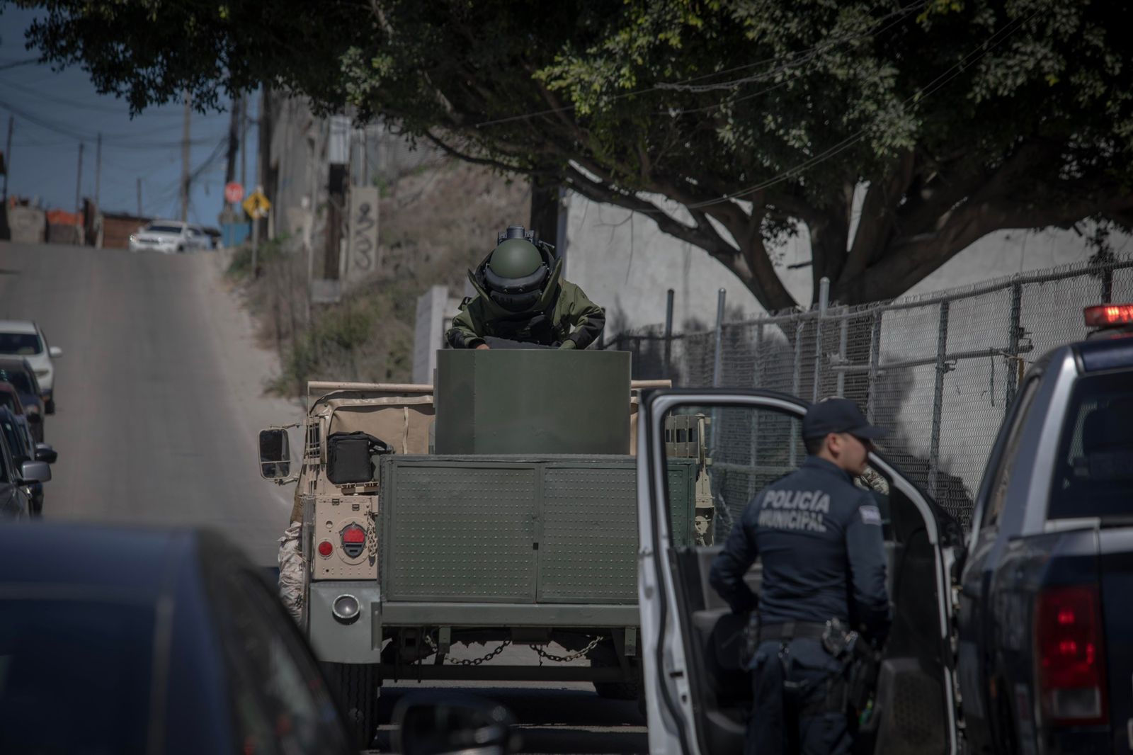 Elementos del ejército utilizando equipo especial antibombas IFOTO: Border Zoom