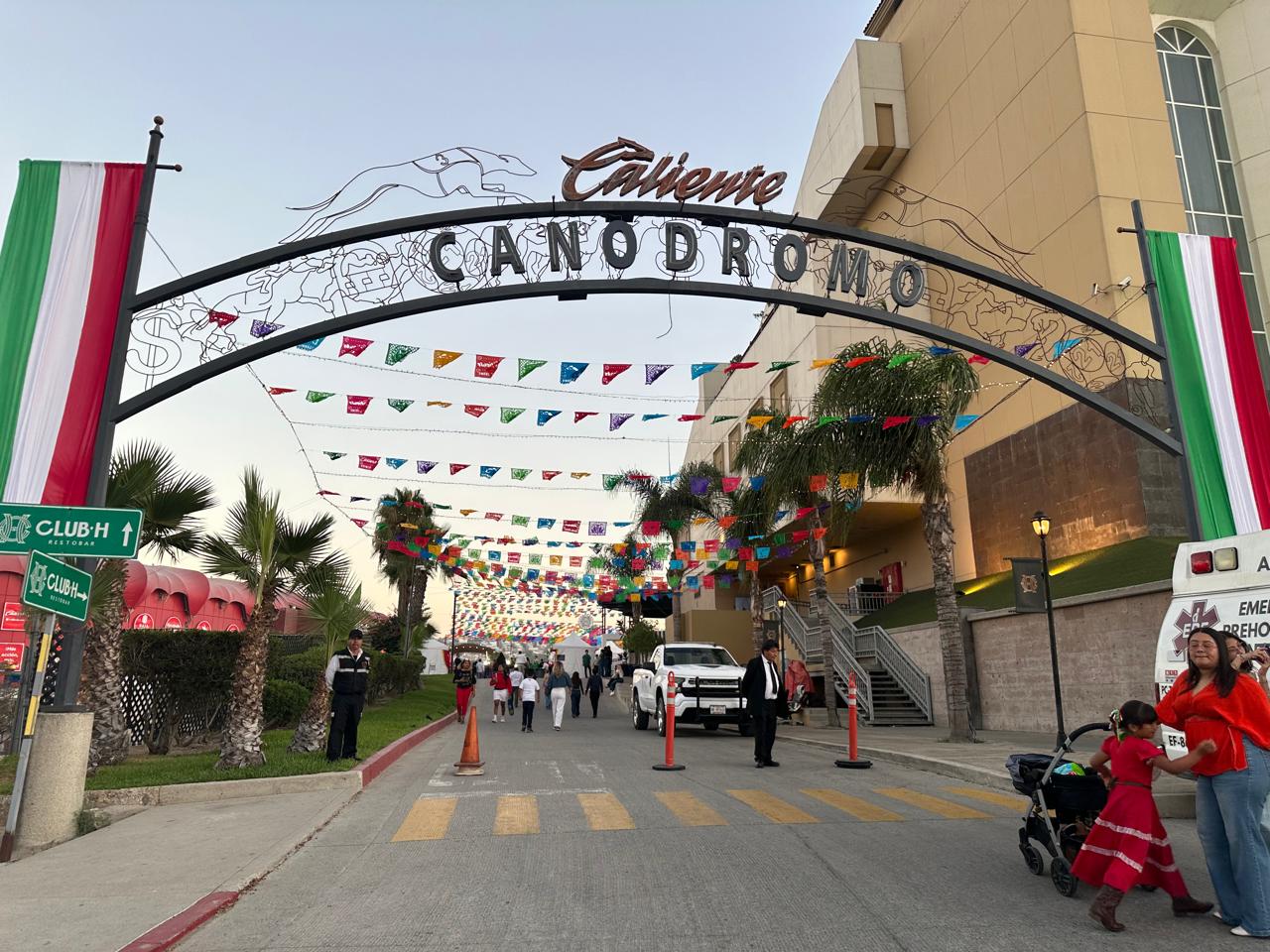 Noche mexicana reunió a familias y tradiciones en el Hipódromo Caliente