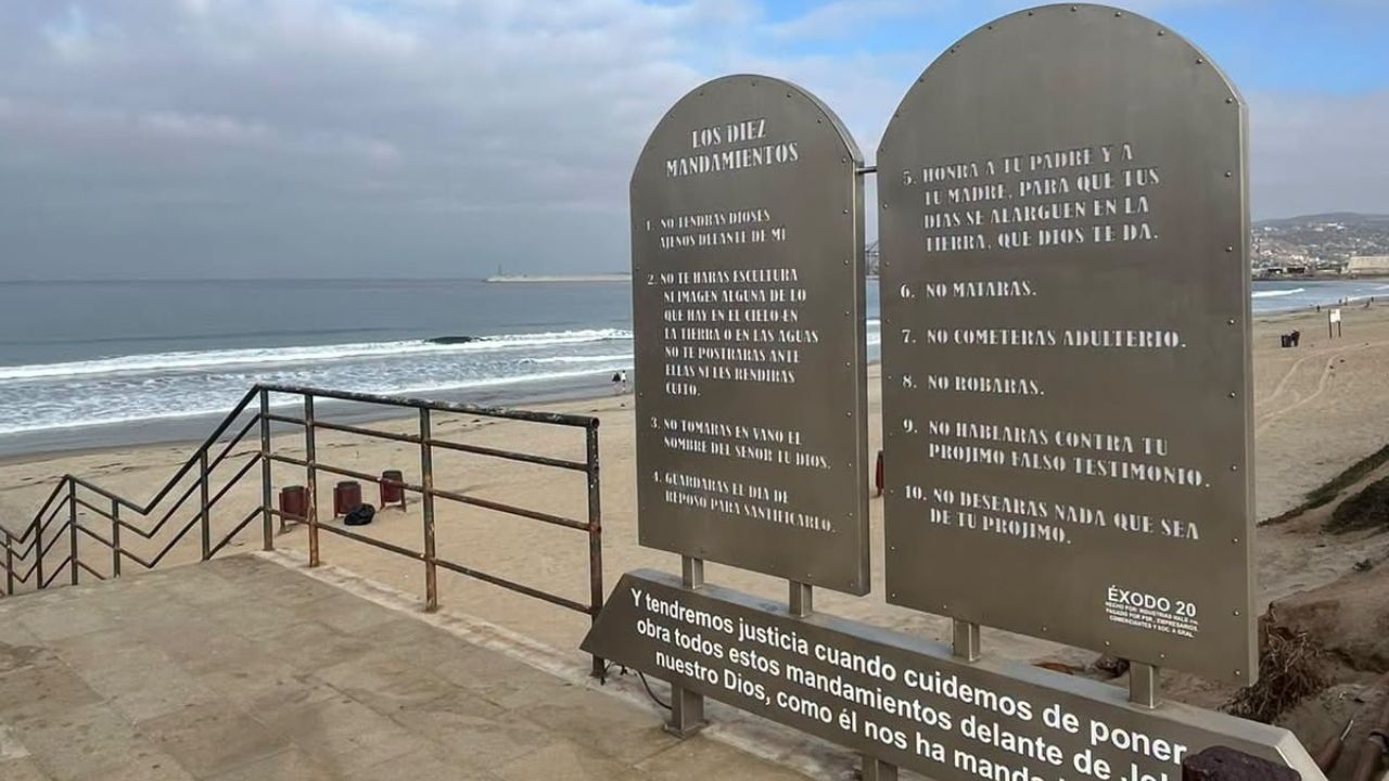 ENSENADA: Generan polémica placas con los 10 mandamientos en Playa Hermosa