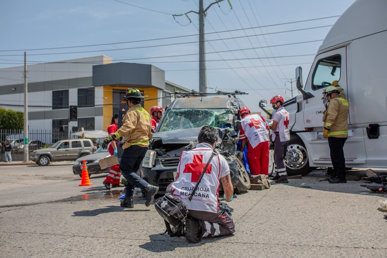 Joven queda prensado tras chocar contra un tráiler en Tijuana