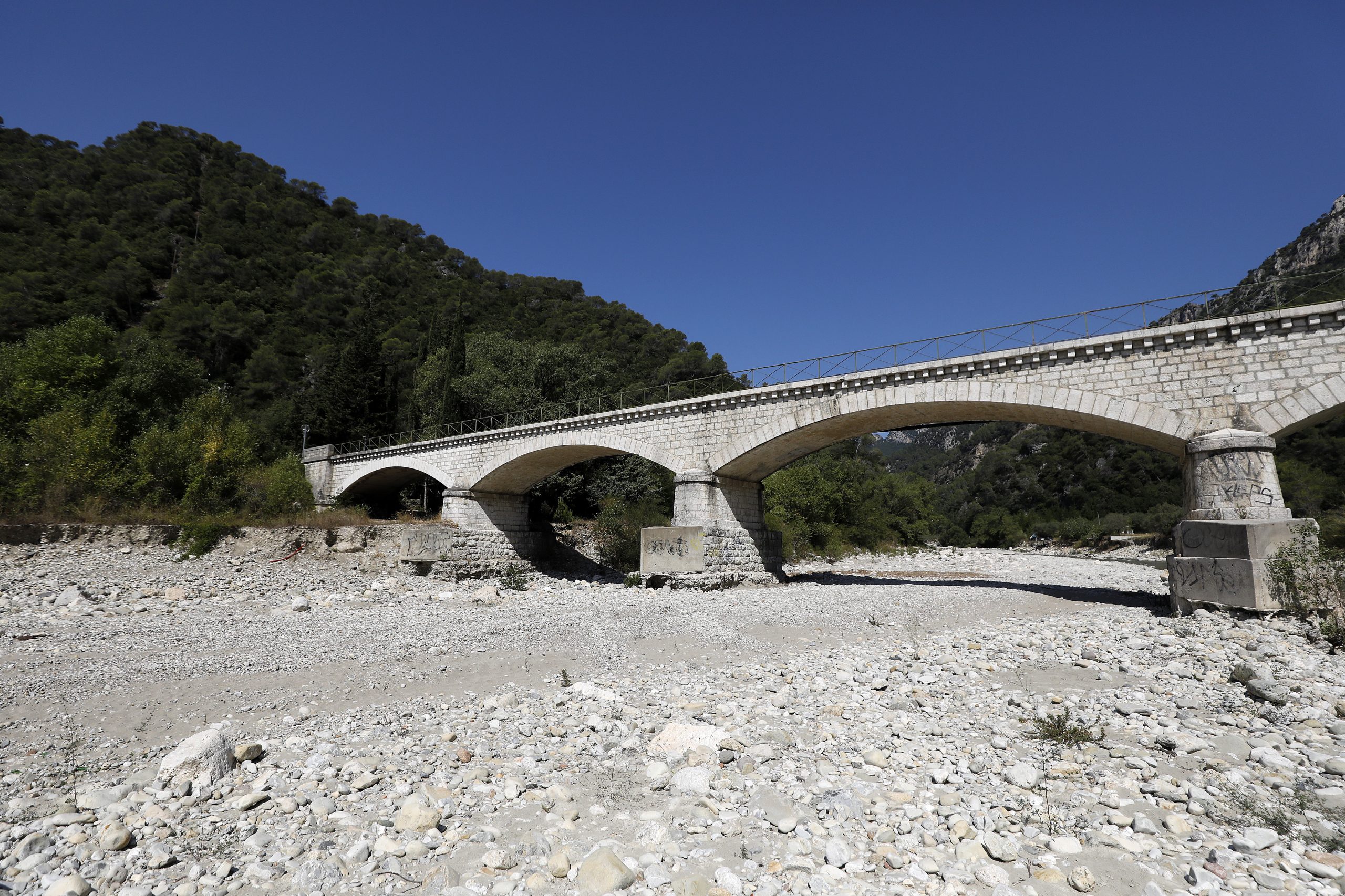 Puente sobre un río seco en la localidad de Le Broc, en el sur de Francia.