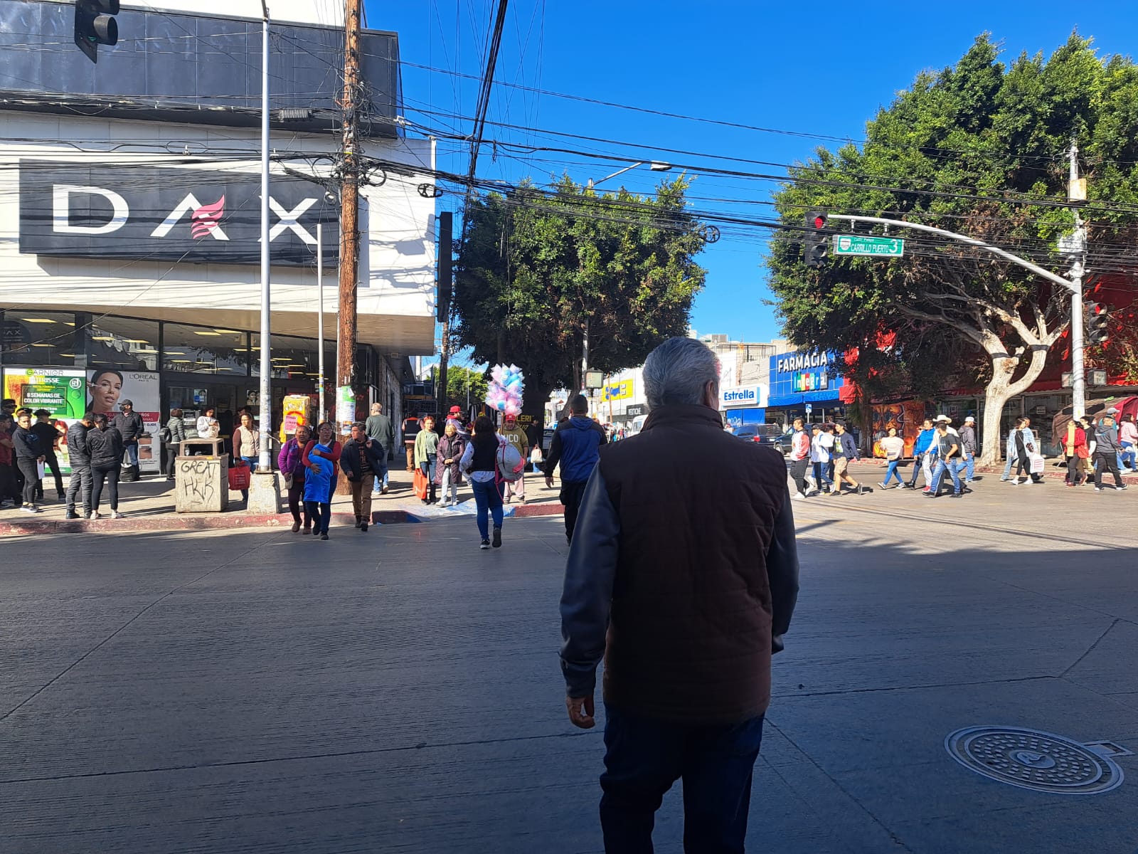 VIDEO] La costumbre de cruzarse cuando el semáforo está en rojo en calle  tercera