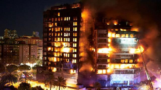 [VIDEOS] Valencia: Incendio en un edificio deja al menos diez muertos