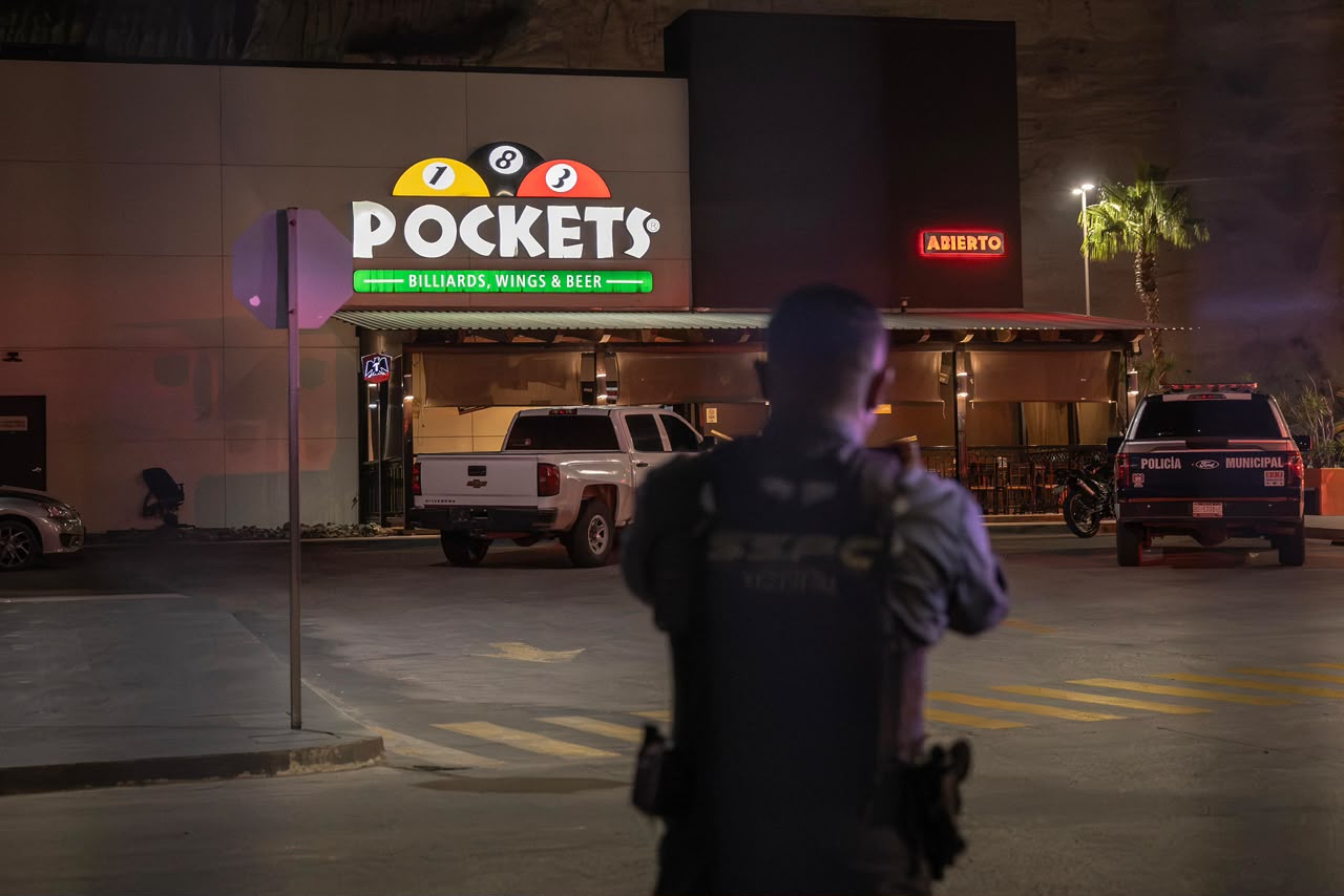 Hombre busca refugio en bar Pockets tras ataque armado en Plaza Monarca