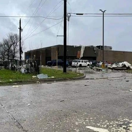 El daño estructural de un posible tornado en Pasadena es “catastrófico”, según el jefe de la Policía local, Josh Bruegger;“En mis 25 años aquí, este es probablemente el peor daño que he visto”.