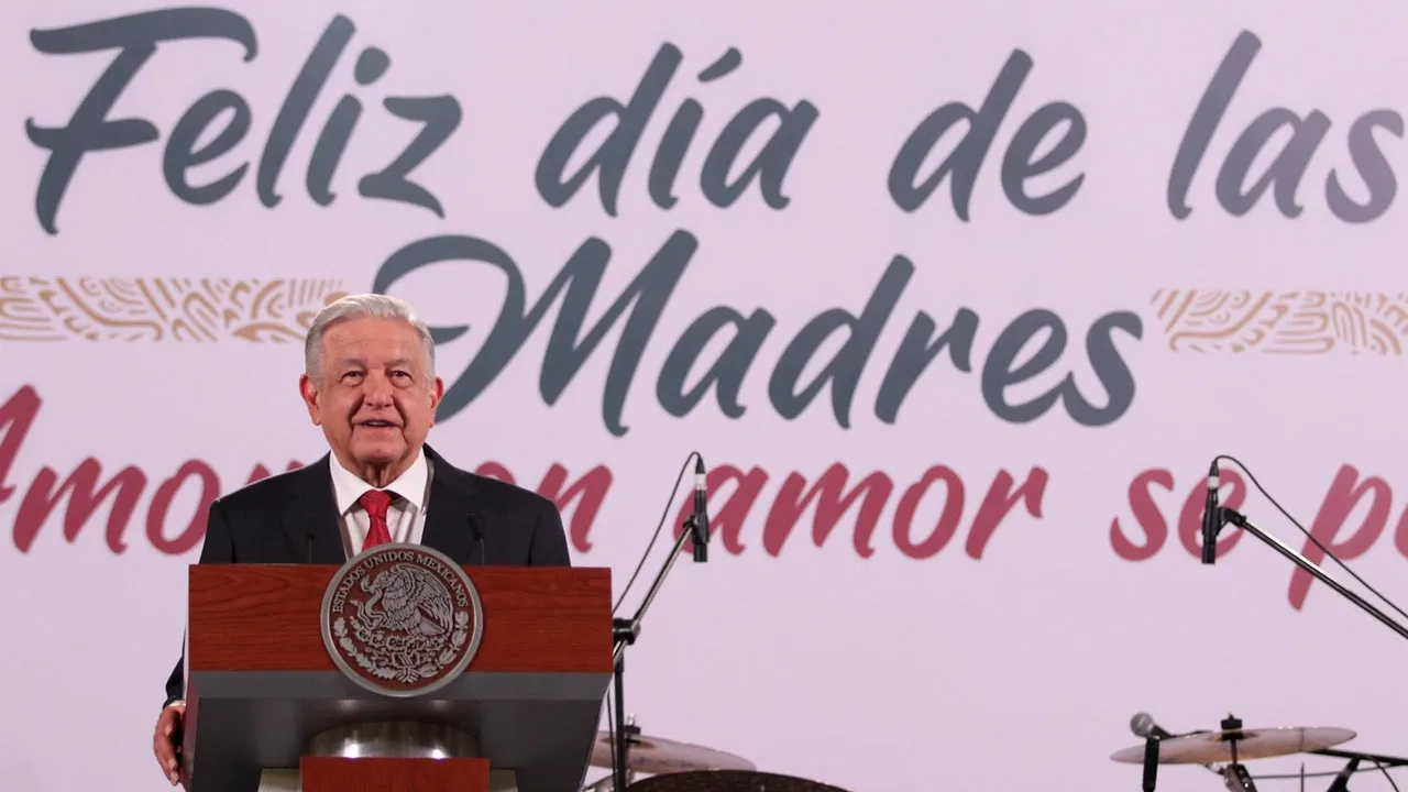 Conmemora AMLO el Día de las Madres en su mañanera