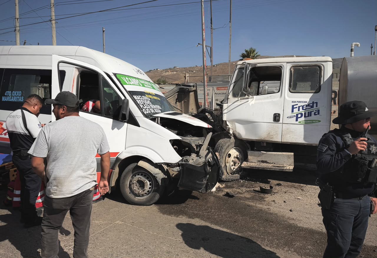 TIJUANA: Choque entre camión de Altisa y pipa deja cuatro personas heridas