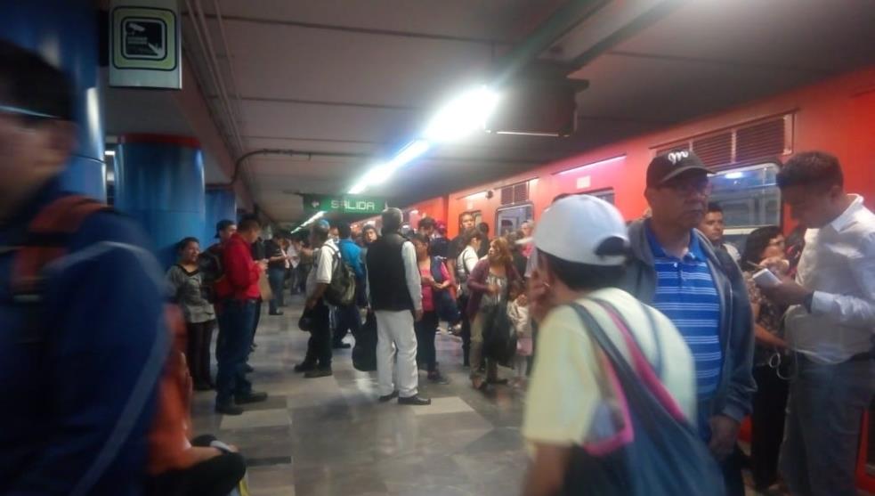 Esta falla se debió a un presunto corto circuito, lo cual desató la presencia de humo en la estación. Por este motivo los usuarios fueron desalojados.