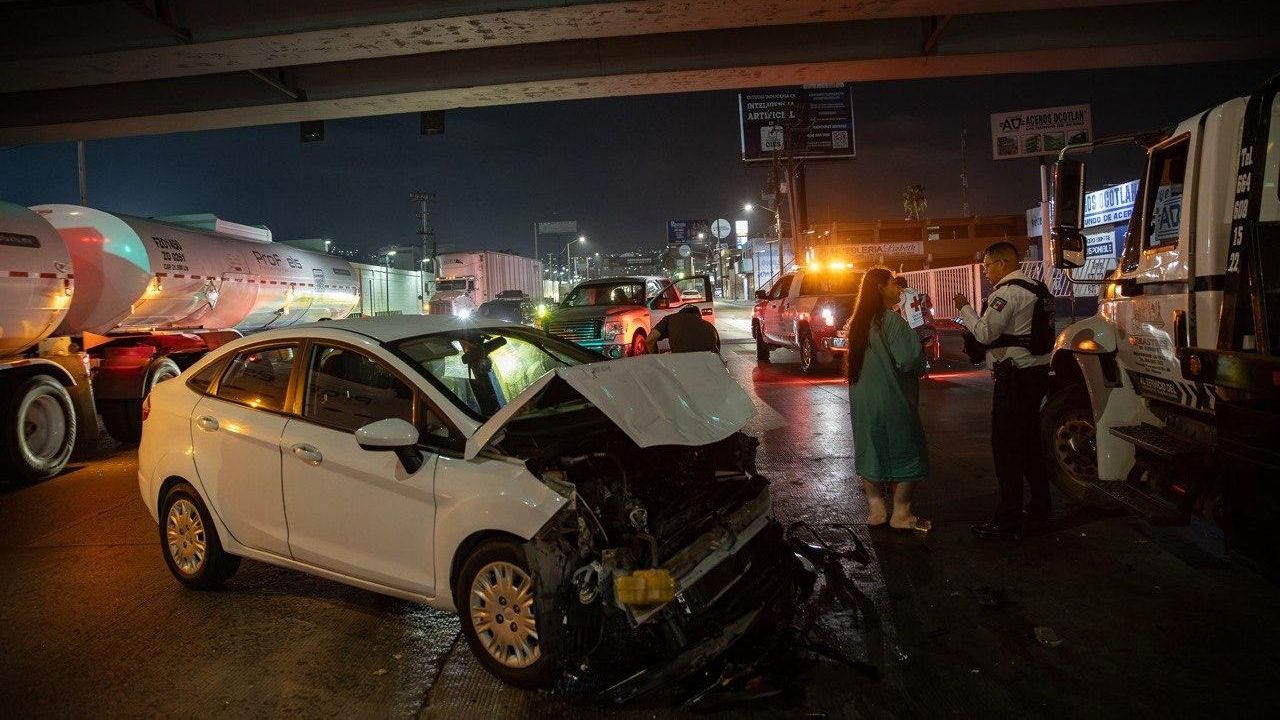 TIJUANA: Choque en el cruce de Lázaro Cárdenas y Benítez López deja solo daños materiales