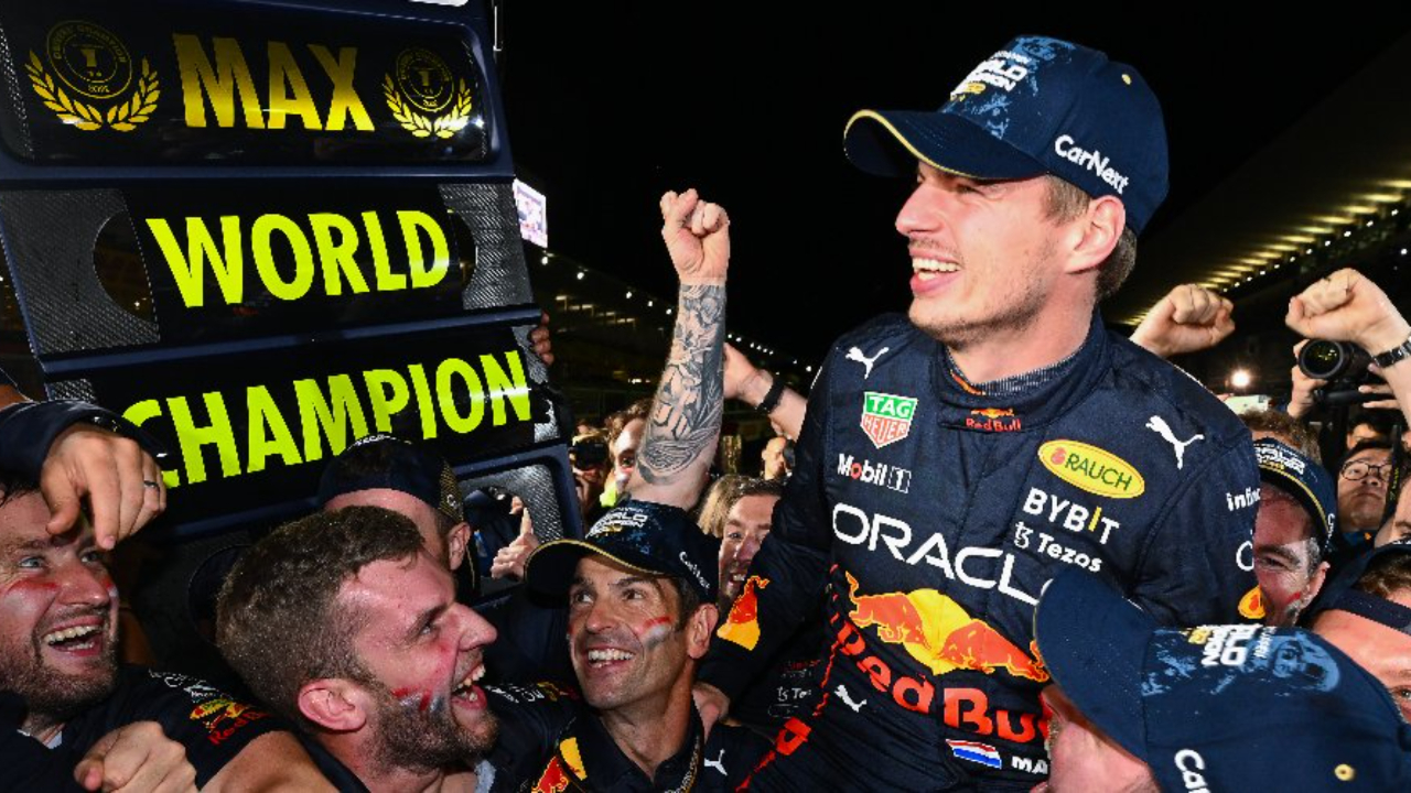 Max Verstappen es levantado por su equipo al conseguir el Bicampeonato de la F1. (Foto: Twitter @F1)