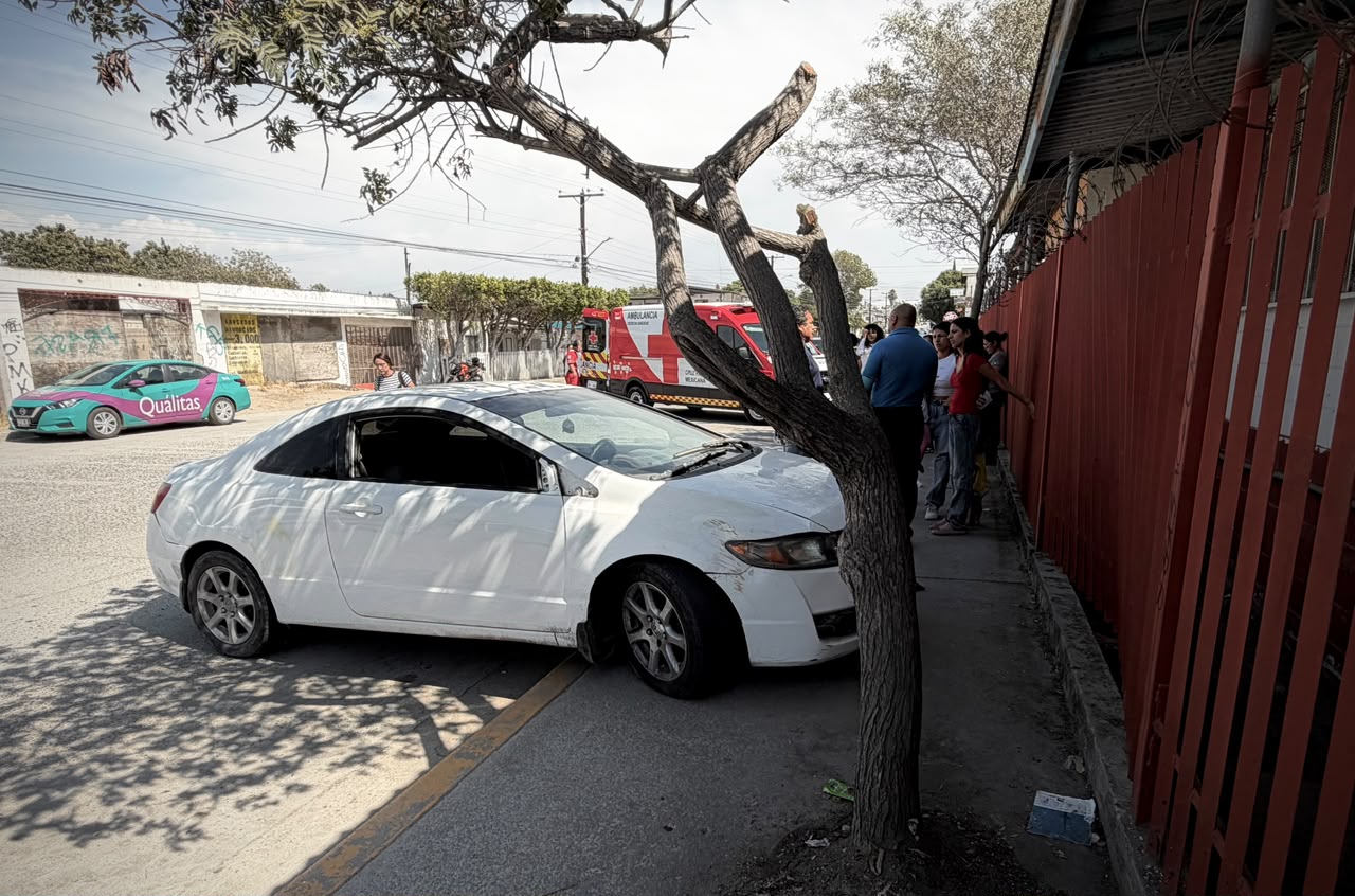 TIJUANA: Madre y su hijo resultan lesionados tras ser atropellados afuera de primaria