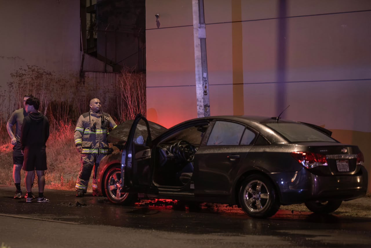 TIJUANA: Vehículo se incendia por aparente falla mecánica en Puerta de Hierro