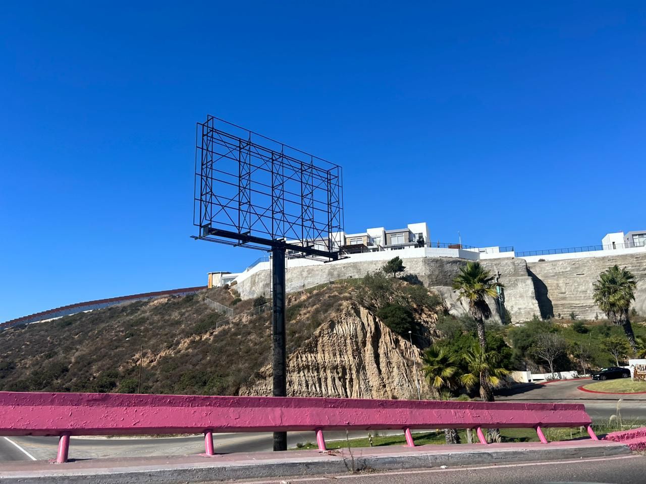 Vecinos de El Mirador se oponen a la instalación de un espectacular