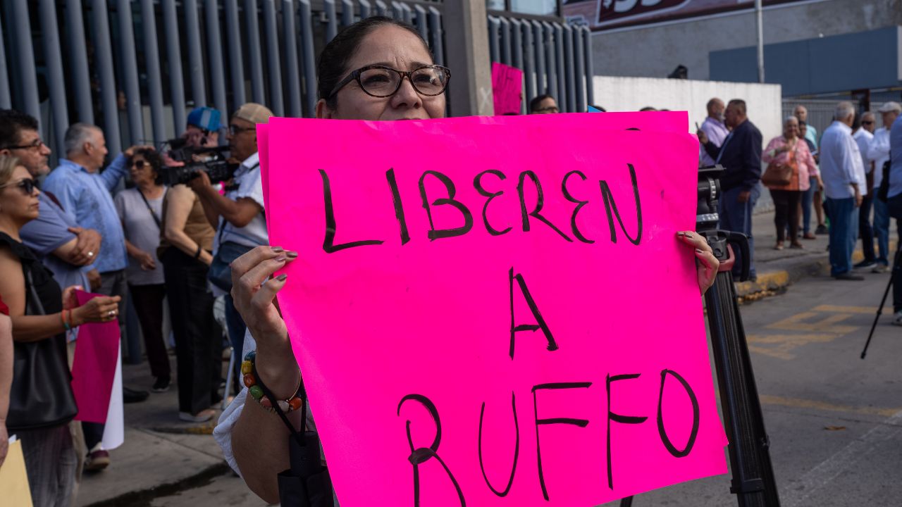 Decenas se manifiestan en Tijuana para exigir la liberación de Ernesto Ruffo Appel
