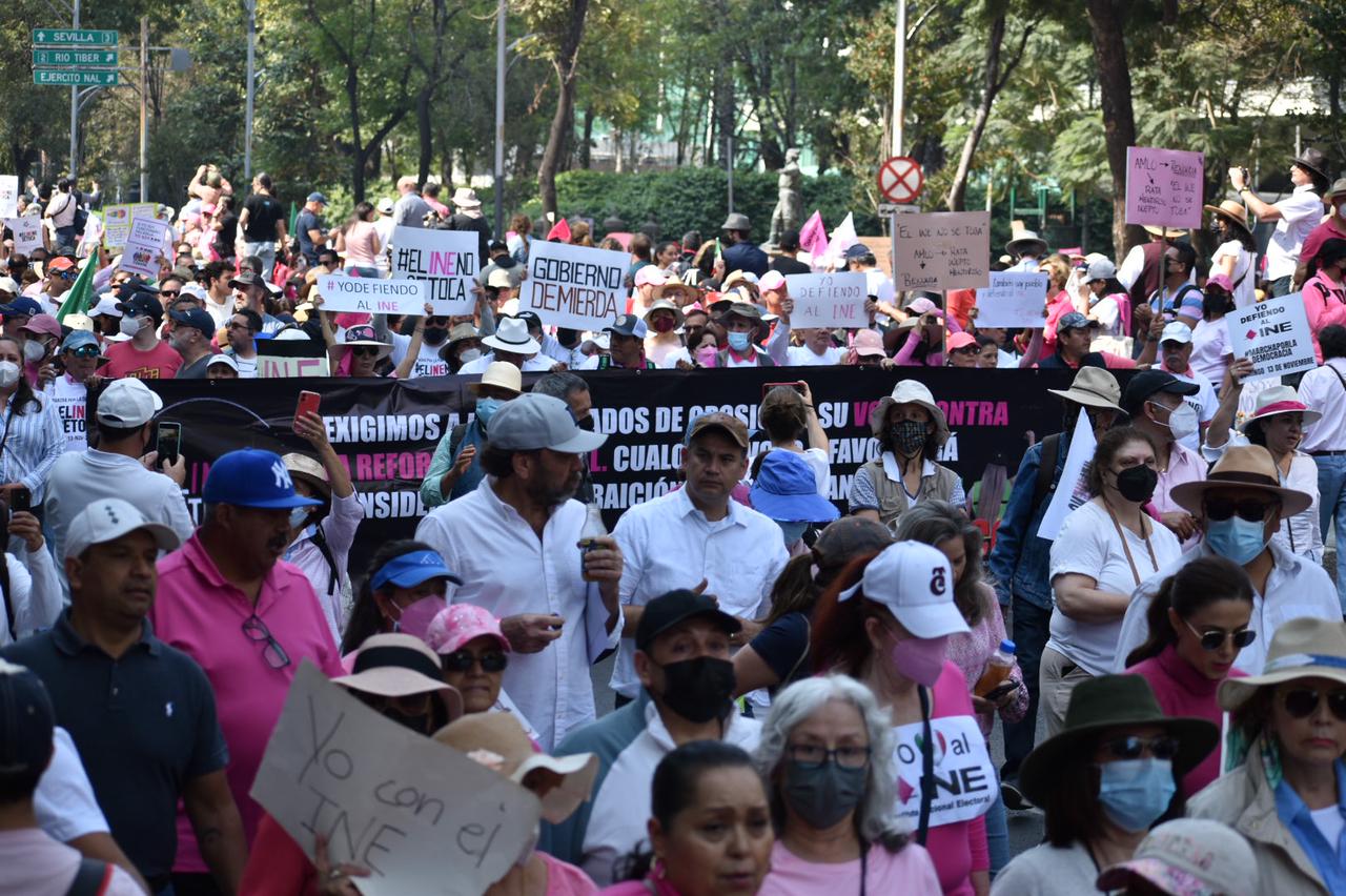 [VÍDEO] Marchan contra la reforma electoral de López Obrador mientras él celebra su cumpleaños