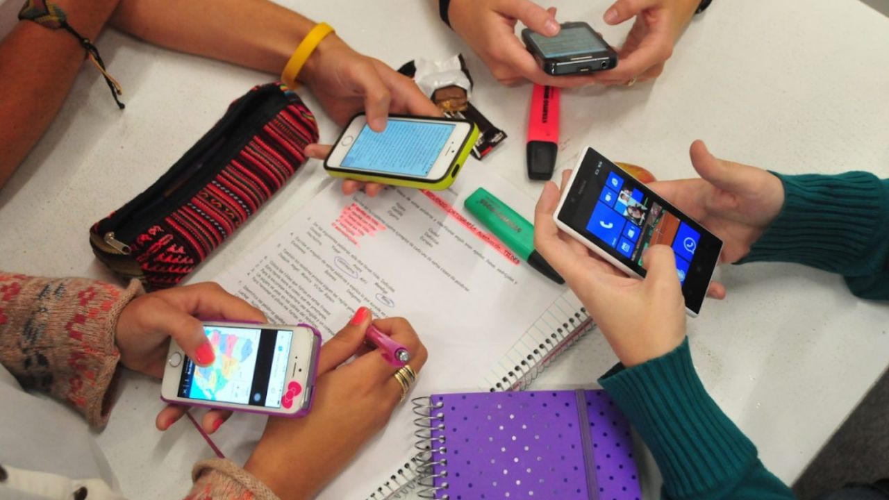 Restringirán celulares en primarias y secundarias de México a partir del 3 de noviembre