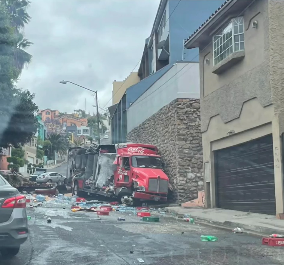 [GALERÍA] Camión de Coca-Cola se estrella en Colinas de Aguacaliente: Tijuana