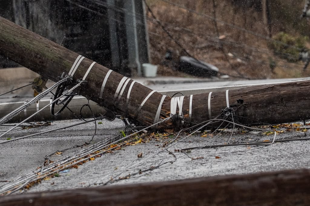 Caída de cuatro postes obliga al cierre de vialidad en Tijuana tras primeras lluvias